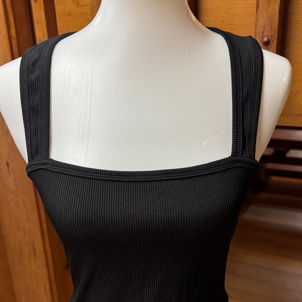 Chic Black Ribbed Tank Top - Picture 2 of 7